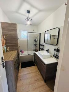 Postel nebo postele na pokoji v ubytování Charmante Villa avec Piscine