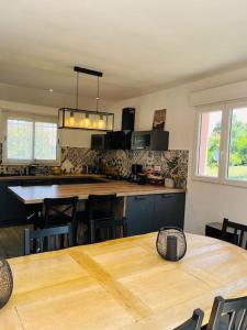 Kuchyň nebo kuchyňský kout v ubytování Charmante Villa avec Piscine + 36 fotografií