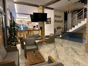 - un hall avec des canapés et une télévision murale dans l'établissement Bosfor Hotel, à Dobra Voda