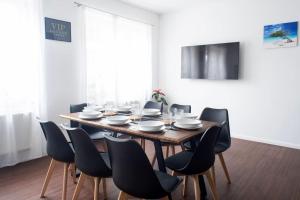 Μια τηλεόραση ή/και κέντρο ψυχαγωγίας στο Stay & Work Apartment Gronau