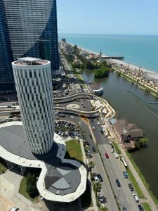 una vista di una città con un edificio alto di Alliance Palace By Marriott a Batumi