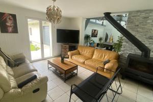 TV a/nebo společenská místnost v ubytování La belle Verdelle, Gite tout confort max 26 personnes pour séminaires, anniversaire ou réunions de famille