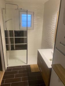 Koupelna v ubytování La belle Verdelle, Gite tout confort max 26 personnes pour séminaires, anniversaire ou réunions de famille + 24 fotografií