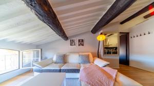 uma sala de estar com um sofá e uma janela em Appart Hypercentre CLIM 2chb QuartierChic em Aix-en-Provence