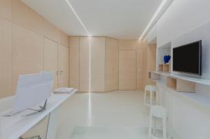 Televízia a/alebo spoločenská miestnosť v ubytovaní Fiveplace Design Suites & Apartments