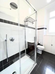 uma casa de banho com um chuveiro e um WC. em ComeCasa near Piazza Vittorio 2 Bedrooms em Turim