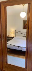 vista su una camera con letto attraverso una porta di vetro di Bed & Breakfast Casa Marinella a Lenna