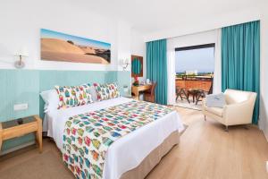 Postel nebo postele na pokoji v ubytování MUR Neptuno Gran Canaria - Adults Only
