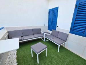 a room with a bench and a table and chairs at Mojácar Vibes 1 Línea de Playa in Mojácar