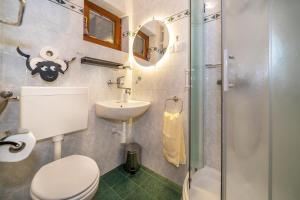 een badkamer met een toilet, een wastafel en een douche bij Apartment & Double Room Dean in Baška +16 foto's