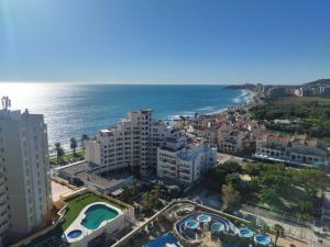 - une vue aérienne sur la ville et l'océan dans l'établissement Costa Azahar II Nº 1033, à Oropesa del Mar
