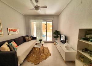 - un salon avec un canapé et un ventilateur de plafond dans l'établissement Costa Azahar II Nº 1033, à Oropesa del Mar