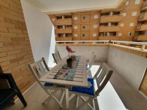 - un balcon avec une table et des chaises dans l'établissement Costa Azahar II Nº 1033, à Oropesa del Mar