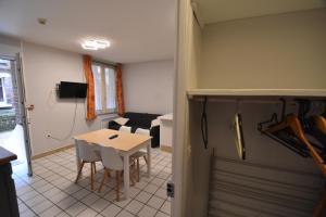 ル・トレポールにあるEts Levillain-Hotel les Caletesのテーブルと椅子、ドアが備わる部屋