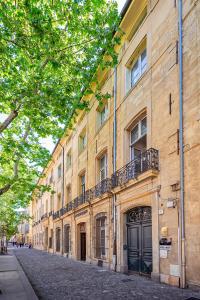an empty street in front of a building at Appart Hypercentre CLIM 2chb QuartierChic in Aix-en-Provence