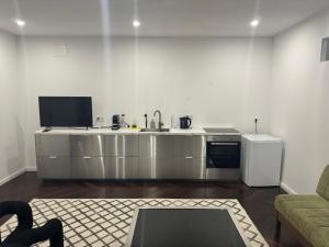 cocina con electrodomésticos de acero inoxidable en la sala de estar en Luxurious Apartment in the Centre of Vienna, en Viena