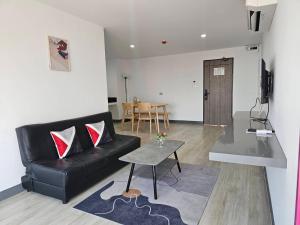 TV a/nebo společenská místnost v ubytování โรงแรมแอเรียเพลส สาทร (AREA Place)