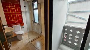 baño pequeño con aseo y ventana en Mo rooms en Chiang Mai