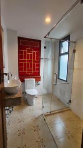 La salle de bains est pourvue de toilettes, d'un lavabo et d'une douche. dans l'établissement Mo rooms, à Chiang Mai