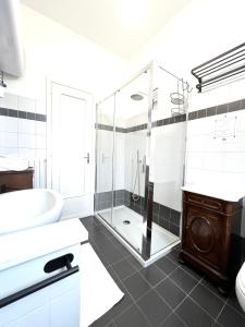 uma casa de banho com uma cabina de duche em vidro e um lavatório. em ComeCasa near Piazza Vittorio 2 Bedrooms em Turim