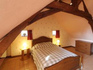 sypialnia z łóżkiem na poddaszu w obiekcie Gîte Baugé en Anjou, 5 pièces, 9 personnes - FR-1-622-28 w mieście Baugé