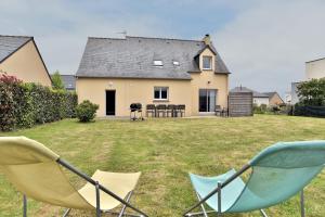 a group of chairs in the yard of a house at Ty Guen Braz - Charmante maison avec jardin in Plurien