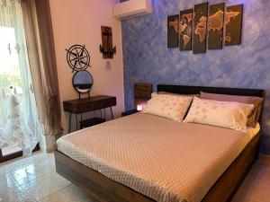 una camera da letto con un letto e una parete blu di Triangolo delle Bermuda B&B a Termoli