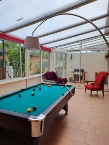 Biliár nebo kulečník v ubytování Le Caprice de la mer - maison avec véranda, jardin