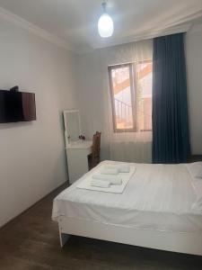 Rúm í herbergi á Lia Guest House