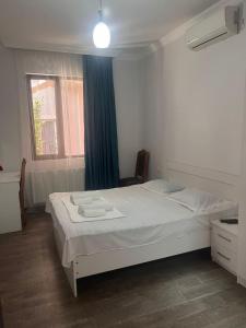 Rúm í herbergi á Lia Guest House