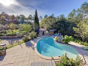 Bazén v ubytovaní Superbe bergerie en cœur de foret avec piscine privée lac rivière cascades alebo v jeho blízkosti