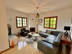 sala de estar con sofá y mesa en Villa Puig Rosell, en Calonge