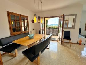 comedor con mesa de madera y sillas en Villa Puig Rosell, en Calonge