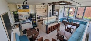 Elite Pension في شتوروفو: اطلالة علوية على مطعم به طاولات وكراسي