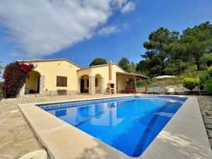 a large swimming pool in front of a house at Villa Puig Rosell in Calonge