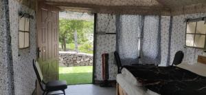 una camera con un letto e una porta con una finestra di Hinwali Kanthi River Side Camp and Cottage a Harsil Altre 12 foto