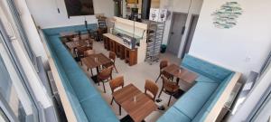 einen Blick über ein Restaurant mit Tischen und Stühlen in der Unterkunft Elite Pension in Štúrovo