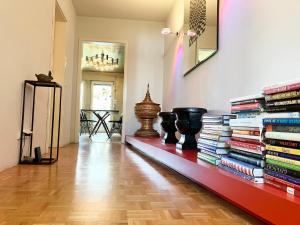 ein Stapel Bücher auf einem Regal in einem Raum in der Unterkunft Designerwohnung nahe Stuttgart Messe und Flughafen in Filderstadt