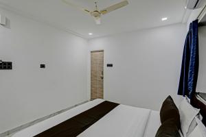 um quarto com uma cama e uma janela em OYO 82287 Hotel Dream 1 Inn em Rāipur