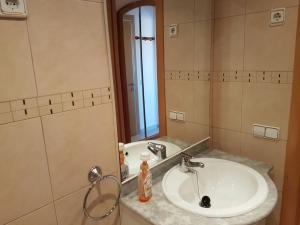 un baño con lavabo y espejo en BRAVAHOLIDAYS-110-Kristel-6-33, en Blanes 12 fotos más