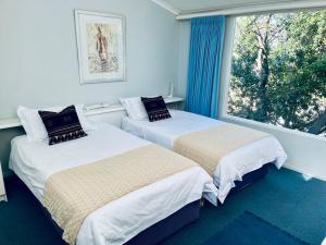 Кровать или кровати в номере Brightwater Lodge