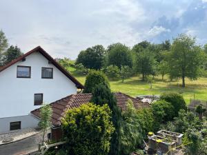 een luchtzicht op een wit huis en bomen bij Fewo Judith in Freital