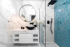 a bathroom with a sink and a mirror at Mi Bella 1 in Gdynia