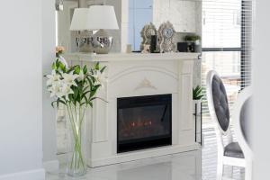 a fireplace in a living room with a fire place at Mi Bella 1 in Gdynia