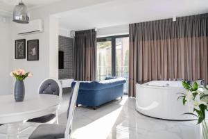 a large bathroom with a tub and a table at Mi Bella 1 in Gdynia