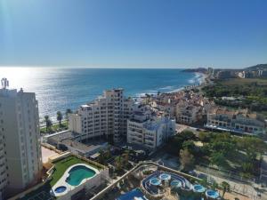 eine Luftansicht auf eine Stadt und das Meer in der Unterkunft Costa Azahar II Nº 1041 in Oropesa del Mar