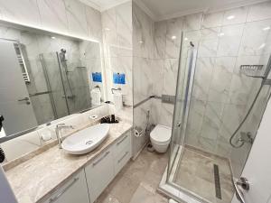 uma casa de banho com um WC, um lavatório e um chuveiro em Mayar Residence Hotel em Istambul