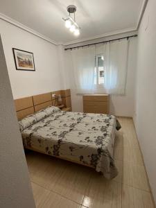 ein kleines Schlafzimmer mit einem Bett und einem Fenster in der Unterkunft Costa Azahar II Nº 1041 in Oropesa del Mar + 37 Fotos