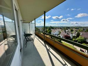 einen Balkon mit Stühlen und Stadtblick in der Unterkunft Gästehaus Fernblick in Bad Wimpfen