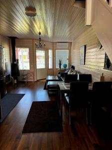 ein Wohnzimmer mit einem Sofa und einem Tisch in der Unterkunft Saimaa Marina Garden Apartments in Lappeenranta